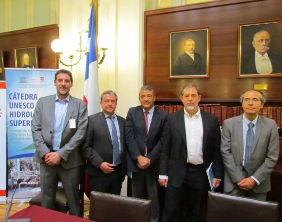 Lanzamiento del libro “Antecedentes de la relación masa forestal y disponibilidad hídrica en Chile” Santiago, Chile, marzo 2020.